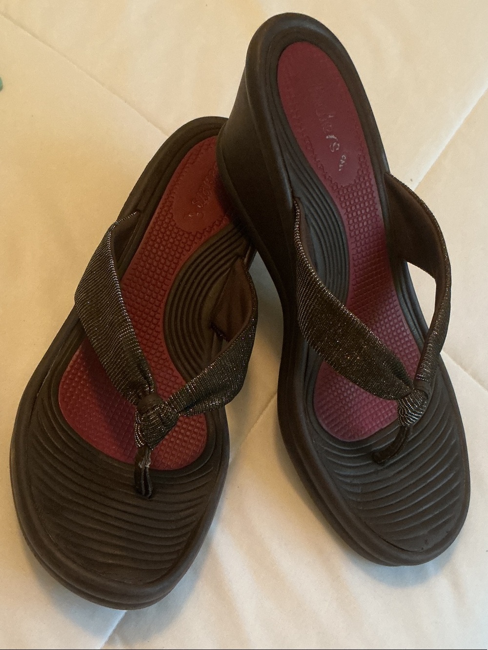 Skechers Cali Women's Wedge Thong Sandals with Burgundy Footbed